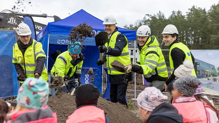 Joakim Henriksson, vd OBOS Sverige (mitten), tillsammans med representanter från Uppsala kommun och HMB. Foto: Tim Meier