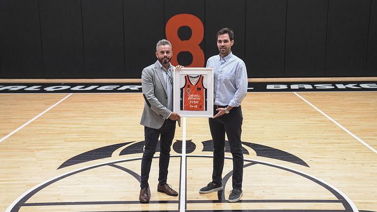 Carlos Haba, Director JYSK España y Portugal firma el acuerdo de patrocinio con Enric Carbonell, Director General de Valencia Basket