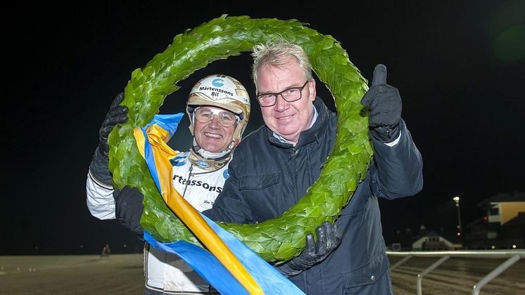 Segerglödje för Per Nordström och ägaren Per Holst sedan Revelation vunnit Svensk Uppfödningslöpning 2019.