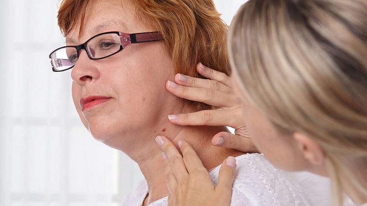 Die Ärztin während eines Hautkrebs-Screenings einer Patientin. Symbolbild: iStock / Albina Gavrilovic