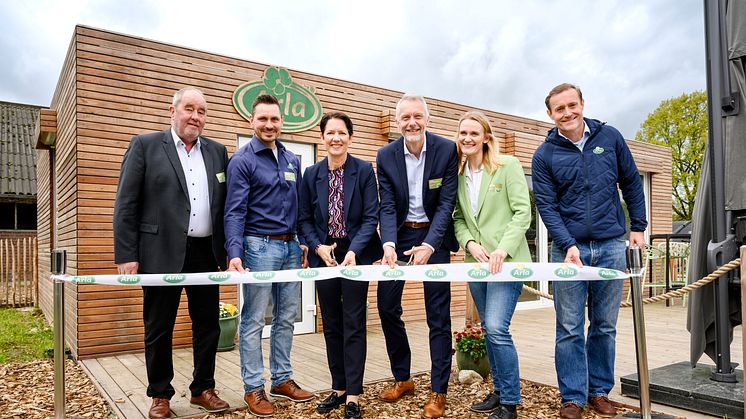 Einweihung des Arla Innovationshofs, Kamp-Lintfort (v.l.n.r.): Manfred Graff, Kevin Anhamm (Arla Landwirte), Silke Gorißen (NRW Landwirtschaftsministerin), Tino Gottschalk (Geschäftsführer Arla), Carla Henckel & Kasper Thormod Nielsen (beide Arla) 