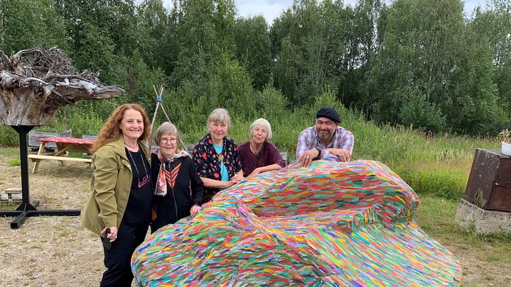 Från vänster: konstnären Sahar Burhan, systrarna Karin, Linnea och Märta Nylund och satirtecknaren Saad Hajo. Foto privat.