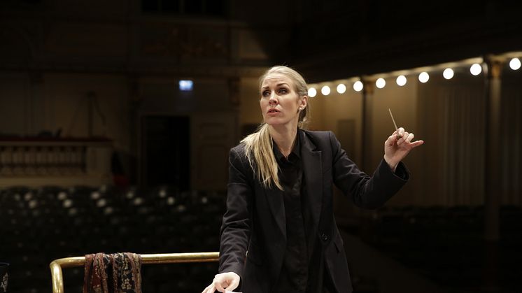 Blåsarsymfonikernas chefsdirigent Cathrine WInnes. Foto Jonas Jörneberg