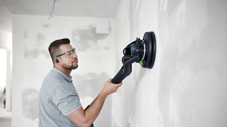 Med en ny langhalssliber vil værktøjsproducenten Festool aflaste arme og ryg for enhver, der giver sig i kast med slibearbejde. Foto: Festool.