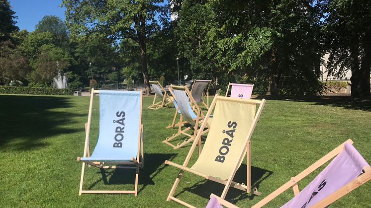 Grattis Borås - solstolar i Stadsparken