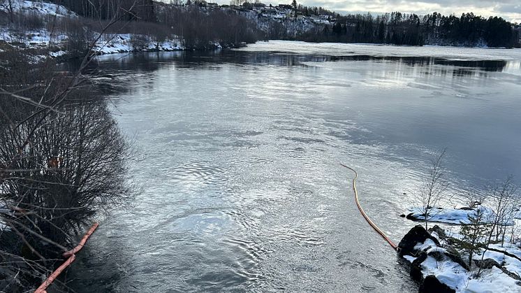 Oljelekkasje fra gamle trafostasjoner på Follum