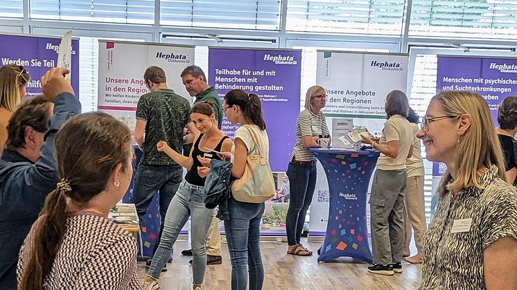 Prof. Dr. Susanne Gerner (im Bild vorne rechts) im Austausch mit Ausstellern bei der Praxisbörse. 