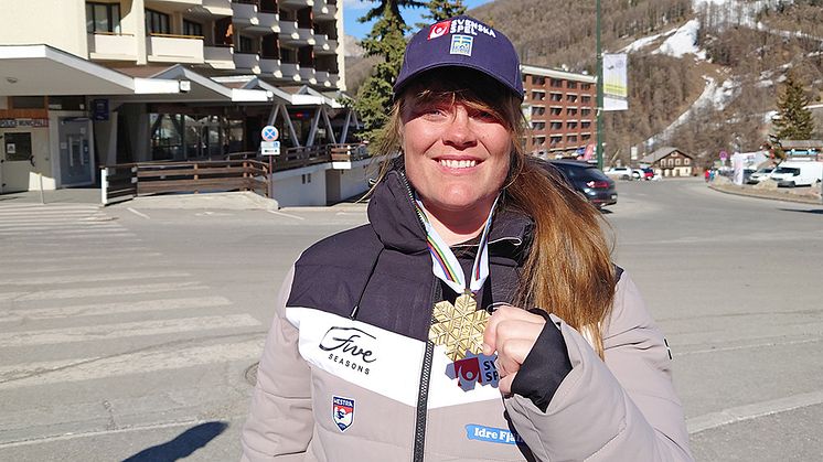 230322 Britta Backlund med VM-medalj Foto SSF