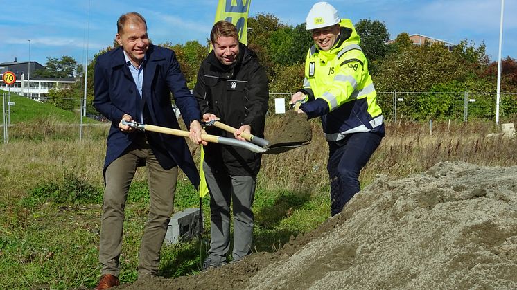 Nu är första spadtaget taget för kvarteret Pilgrimen i Södra Råbylund med 113 nya bostäder med hyresrätt. Från vänster ser vi Fredrik Millertson, vd på LKF AB, Fredrik Altin, byggprojektledare på LKF AB samt Fr