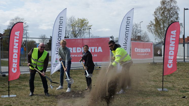 Foto: F.v. Ronny Jansson, VD Credentia, Olle Nordberg, Projektchef Vallentuna kommun. Parisa Liljestrand, kommunstyrelsens ordförande Vallentuna kommun och Marc Micallef, Projektutvecklingschef Credentia.