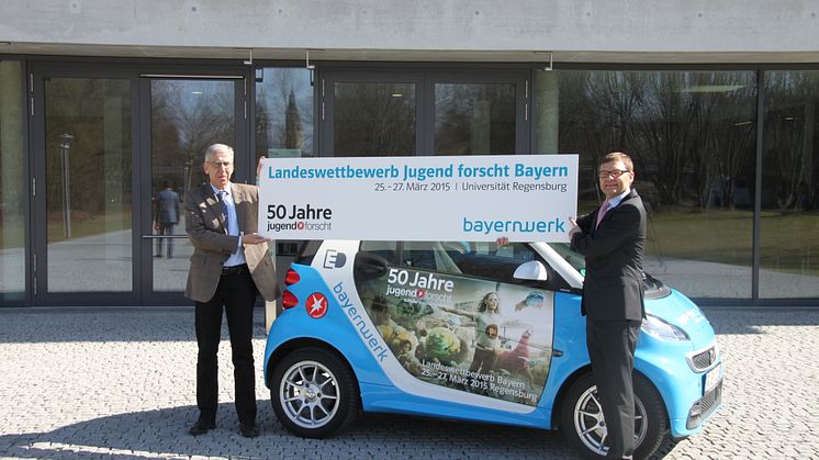 Foto: Uni-Präsident Prof. Dr. Udo Hebel und Reimund Gotzel, Vorstandsvorsitzender der Bayernwerk AG geben den Startschuss zum anstehenden Landeswettbewerb in Regensburg