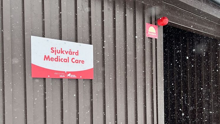 Skylt på fasad med texten "Sjukvård Medical Care".