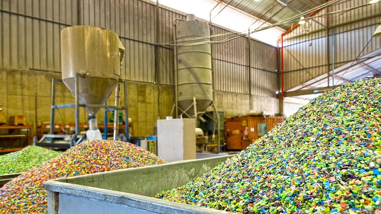 Plastic can also do circular economy. The waste is processed, granulated and then reprocessed into new products. (© ImagineStock / Shutterstock.com).