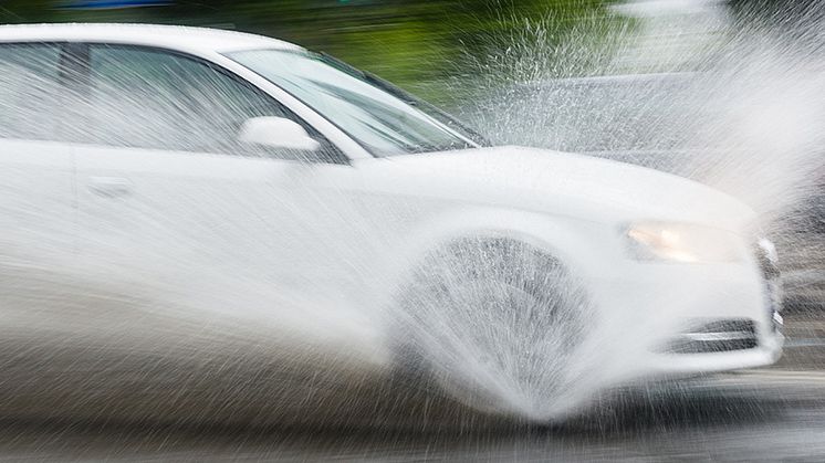 En VTI-undersökning har visat att bromssträckan för nya dubbfria vinterdäck av nordisk typ är mellan 15 och 20 procent längre på torr och våt asfalt sommartid, jämfört med nya sommardäck.