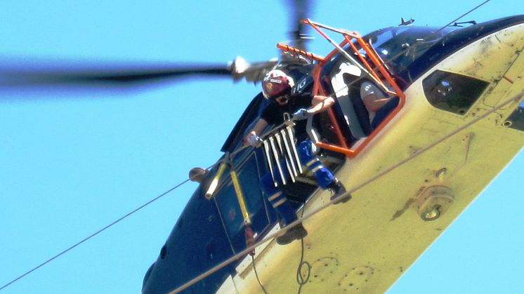Vogelschutz: Helikoptereinsatz zur Montage von Vogelschutzfahnen auf Hochspannungsmasten