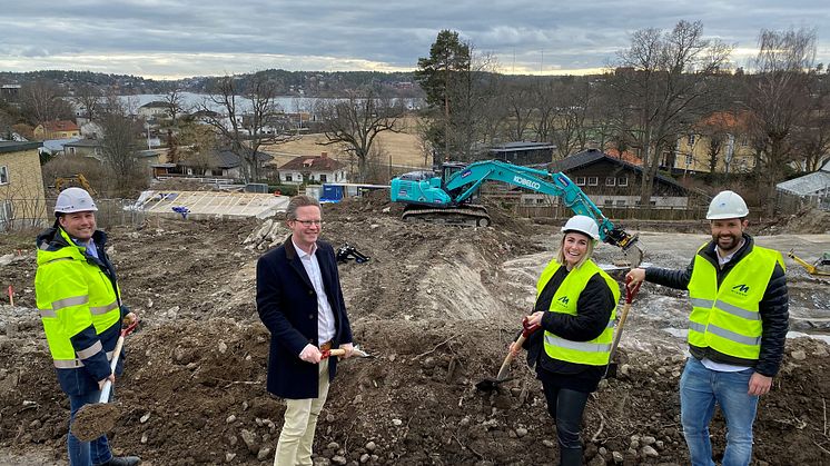 Ett symboliskt första spadtag av Jakob Ljunggren, Affärschef på Midroc Properties, Fredrik Vinstock (M), Ordförande Miljö- och stadsbyggnadsnämnden Lidingö samt bostadsköparna Ebba och Fredric Nilsson.