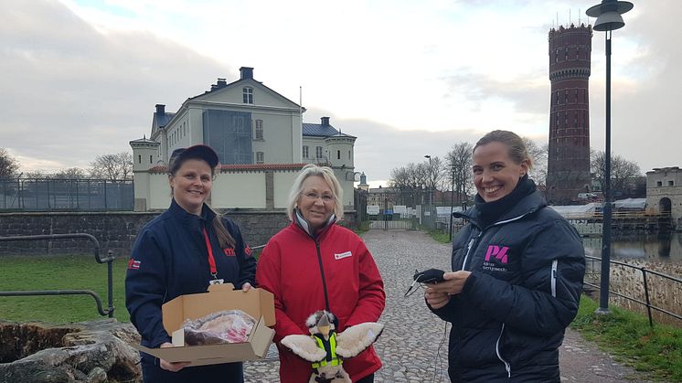Sveriges Radio P4 Kalmar bevakade överlämningen av Prison Packs på Kalmar Anstalt.