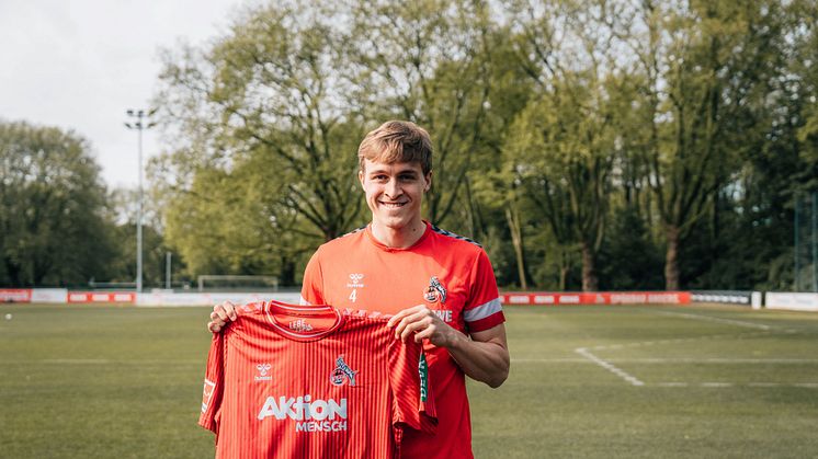 Timo Hübers, Spieler des 1. FC Köln, präsentiert das eigens für den Inklusionsspieltag entworfene Trikot mit Logo der Aktion Mensch 