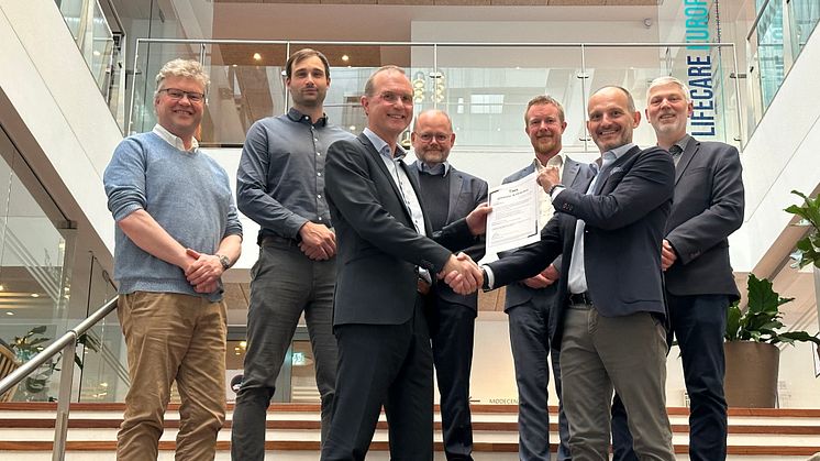 Ken Wesnæs, CEO CarbonCuts, receives the Approval in Principle certificate for the proposed CO2 barge design, from ABS, American Bureau of Shipping .