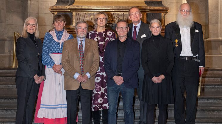 Från vänster: Ulla-Karin Warberg, Britt-Marie Borgström, Sören Klingnéus, Sanne Houby-Nielsen, styresman för Stiftelsen Nordiska museet, Samuel Thelin, Mats Guldbrand, Susanne Beckmann och Lars Gahrn. Foto: Nordiska museet.