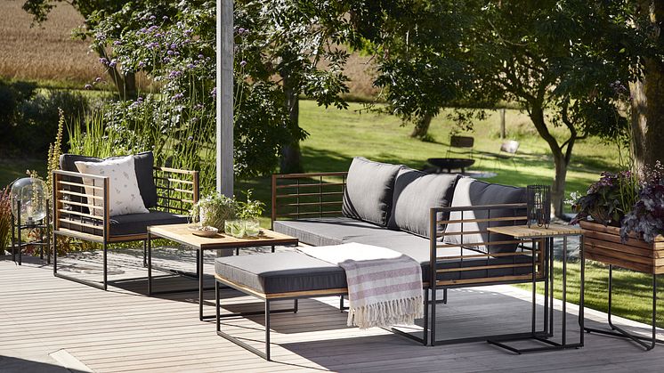 Lounge-Sofa UGILT lädt zu entspannten Stunden im Garten ein.