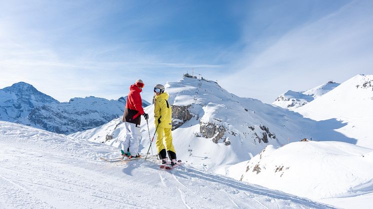 Skifahrer vor winterlicher Kulisse mit Birg und Schilthorn im Hintergrund 