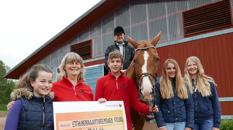 Julia, Louise, Tim, Elvira och Alma från Insjöns Ridklubb har tagit emot 175.000 kronor från Leksands Sparbank för att bygga ut ridhuset. På hästen Stina sitter Bo Liljegren, VD på Leksands Sparbank.