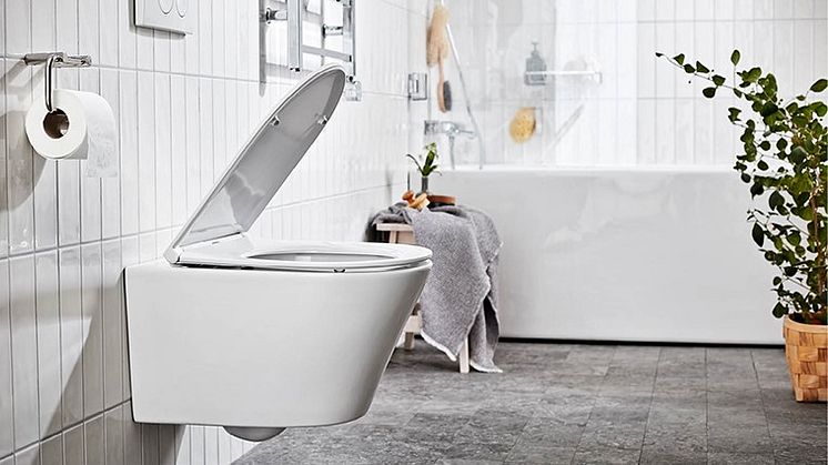 En vägghängd WC-stol ger ett stilrent och luftigt intryck och det blir dessutom mer lättstädat än med en golvstående modell. 