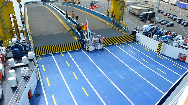 Auffahrt auf das Fahrzeugdeck der "Berlin" in Rostock