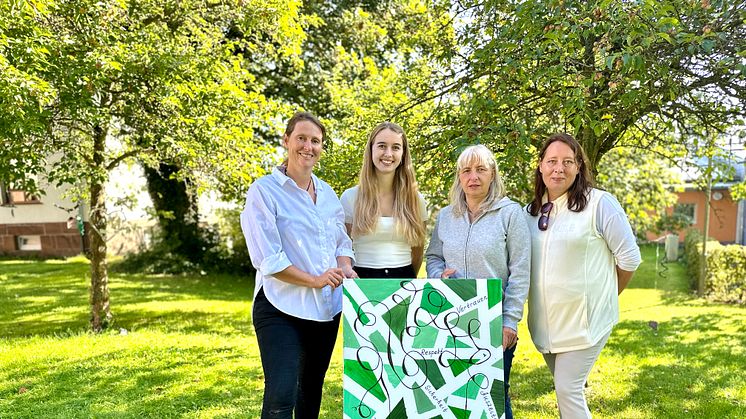 Präsentieren ein künstlerisches Ergebnis der Gesundheitswoche (von links): Organisatorin und Dozentin Susanne Salin, Studierende Lena Salin, Dozentin Anette Heßlar und Studierende Kerstin Korell.