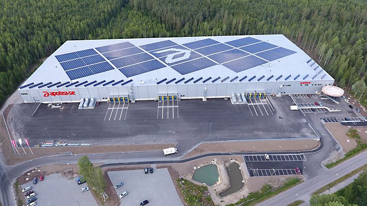 Apotea-huset i Morgongåva med en yta på 38 000 kvm har Sveriges största takplacerade solcellsanläggning. (Foto: Henrik Lindley)