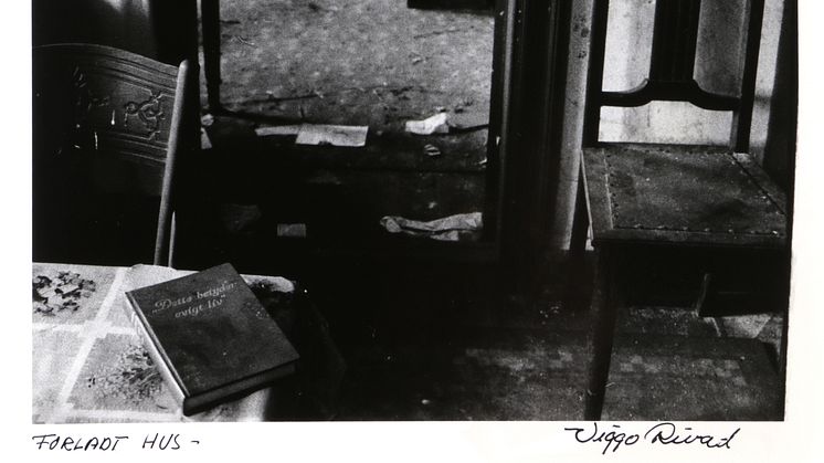 Viggo Rivad: Fotografi fra serien "Forladt Hus". Betitlet og signeret. Vurdering: 2.000-4.000 kr.