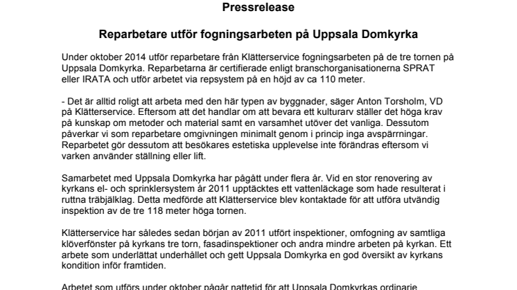 Reparbetare utför fogningsarbeten på Uppsala Domkyrka