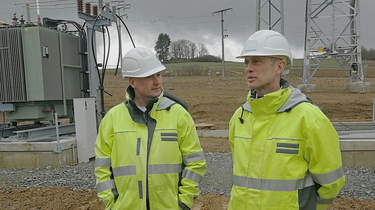 Alles im Zeitplan: Bei einem Besuch auf der Baustelle für das neue Umspannwerk in Naila hat sich Technik Vorstand Dr. Egon Westphal (r.) bei Teamleiter Stefan Schmitt über den Baufortschritt informiert.