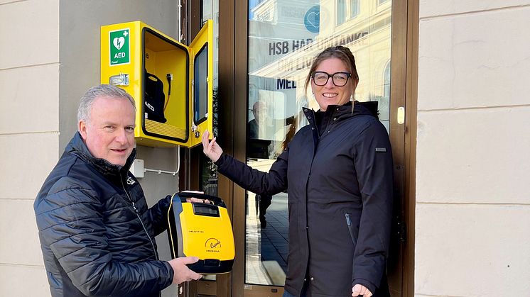 På fredagen monterades HSBs hjärtstartare utomhus så att vem som helst som passerar Torggatan och Rådhusgatan kan använda den och hjälpa till att rädda liv. Denny Kayborn och Tina Enheim på HSB demonstrerar hjärtstartaren.