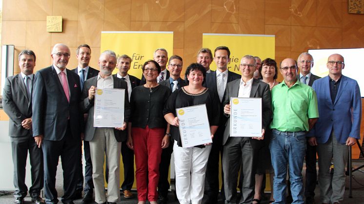 In Würzburg wurde am Montag, 10. Juli, der Bürgerenergiepreis Unterfranken 2017 verliehen. Die Bayernwerk AG und die Regierung von Unterfranken würdigen mit der Auszeichnung gesellschaftliche Impulse für die Energiezukunft.