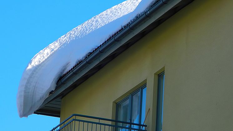 Fastighetsägare och bostadsrättsföreningar är skyldiga att röja tak från snö och is.