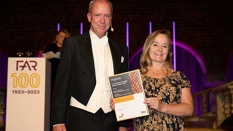 Johan RIppe, PwC, delade ut CH Witts pris för bästa artikel i tidningen Balans till Eleonore Kristoffersson, som tillsammans med Jan Kellgren skrivit den vinnande artikeln.