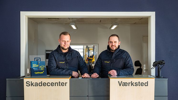 Til højre ses værkstedschef Anders Rubæk og til venstre er tekniker Kasper Hauberg fra det nye CarPeople Nykøbing Falster. Foto: PR. 