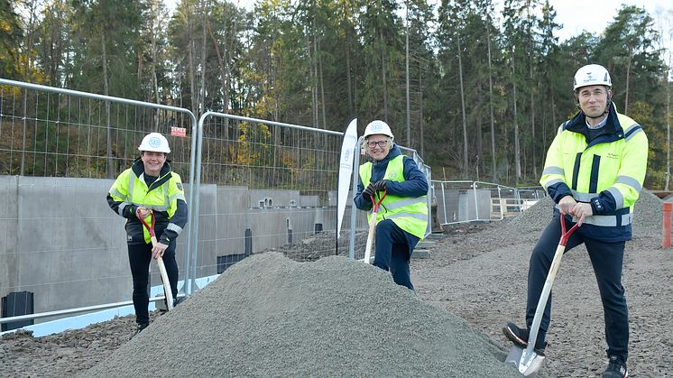 Spaden har satts i marken för 114 nya kooperativa hyresrätter i Nockeby, Bromma. Från vänster Eva Nordström, vd SKB, Charlotte Axelsson, ordförande SKB och Fredrik Leo, vd ByggPartner. Foto: Christofer Dracke