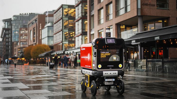 PÅ VEI: Roboten kjører selv til restaurantene og henter varene som kundene har bestilt. FOTO: Posten