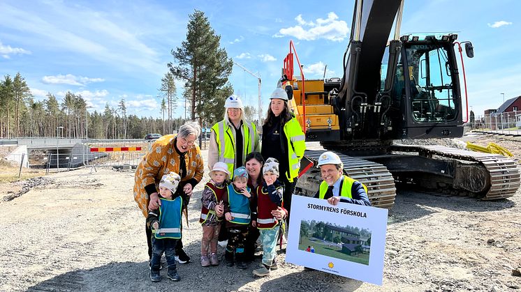 Stormyrens förskola ska stå klar i juni 2023. Med på dagens skopotag var Niklas Wikström (L), rektor Kristina Wictorin med barn och personal från Stockfallets förskola, Anna Sahlin från Skanska och kommunens projektledare Julia Alsterbo.