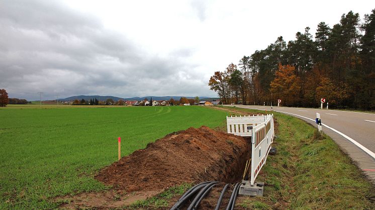 Die Bayernwerk Netz GmbH verlegt entlang der Staatsstraße St 2156, hier bei Grafenricht, leistungsstarke Mittelspannungskabel. Die Maßnahme ist Teil eines großen Netzbauprojektes zwischen dem Schalthaus Buchtal und dem Umspannwerk Schwarzenfeld.