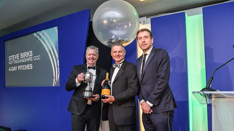 Nottinghamshire's groundsman Steve Birks (left) receives the award for Best 4-Day Pitches from ECB Chief Operating Officer Gordon Hollins (centre). Also pictured (right) is event compere Mark Chapman.