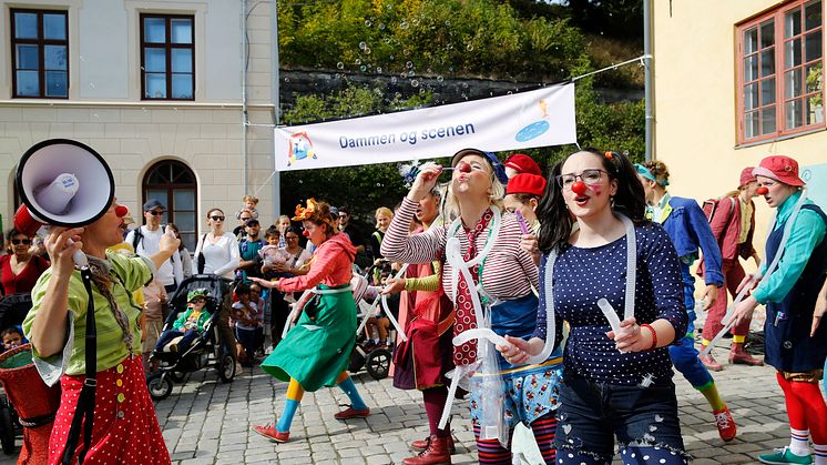 I 2019 arrangerer Sparebankstiftelsen DNB Verdens Kuleste Dag for sjuende gang. Sykehusklovnene har gjestet arrangementet flere ganger og kommer for å skape god stemning i år også. (Foto: Sverre Chr. Jarild)