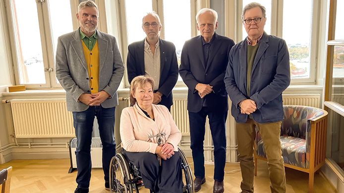 Från vänster: Roger Klinth (rektor) och Martin Börjeson från Ersta Sköndal Bräcke högskola, Lars Pettersson (ordförande), Arne Prembäck och längst fram Yvonne Björkman, Bidragsstiftelsen.