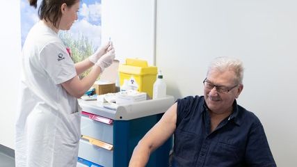 Influensavaccination av personalen pausas tillfälligt