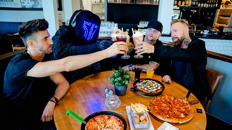 Smash Into Pieces är samlade på Örebros Pizza Hut restaurang. Fotograf: John Gyllhamn