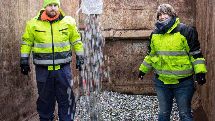 Ingo Petermeier und Freundin Maike Kinze befüllen die Container mit den gesammelten Kronkorken.