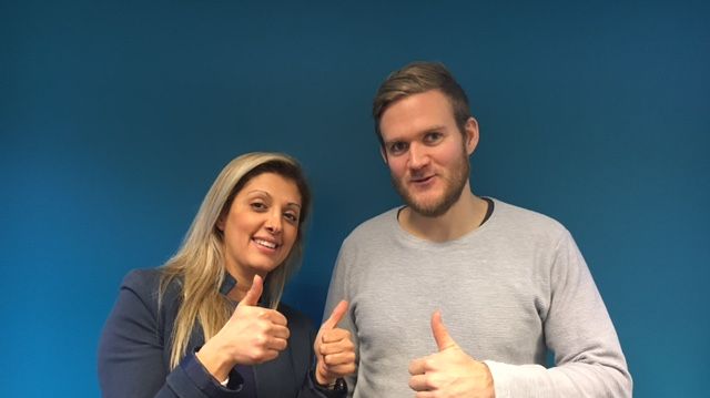 Sanna Pouramin, rektor på Yrkesgymnasiet Linköping och Andreas Weckfors, tävlingsledare, ger klartecken för att halvmaraton-tävlingen i Linköping blir av.